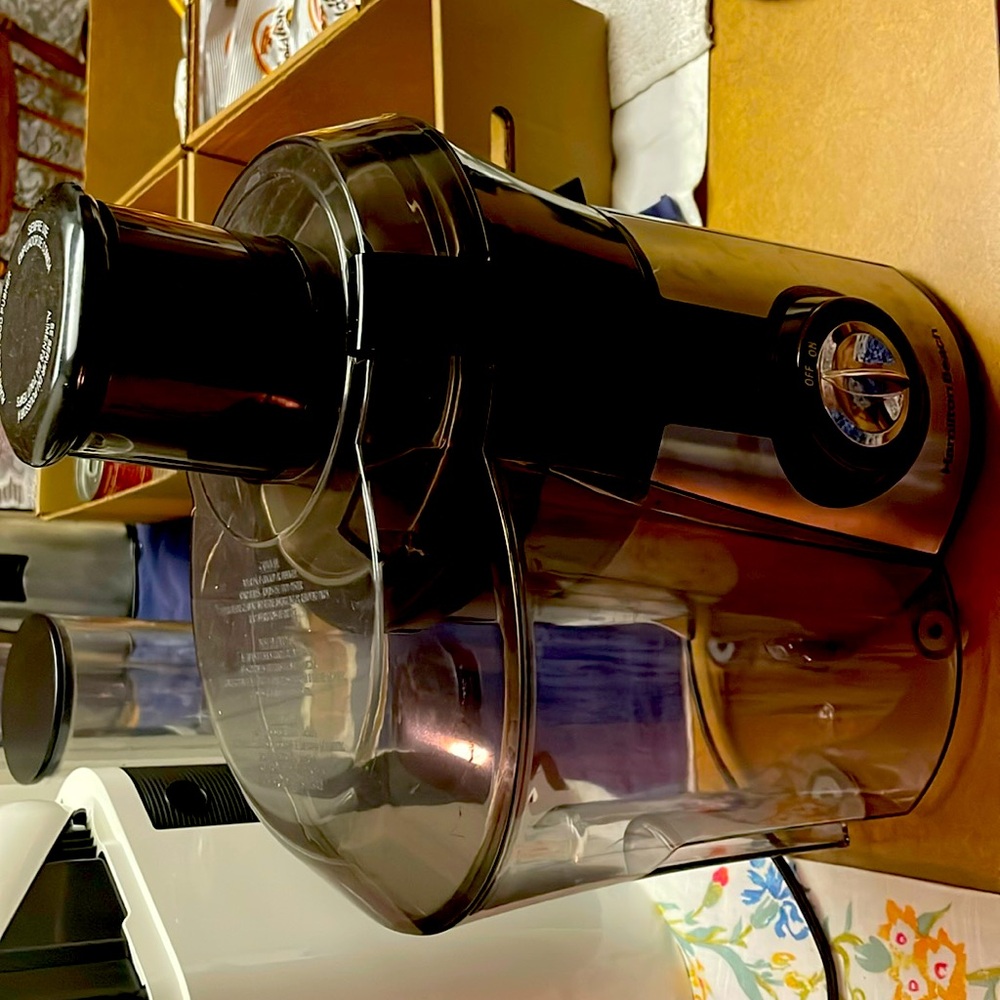 Hamilton Beach Juicer NEW condition, clean, easy to assemble and operate.
